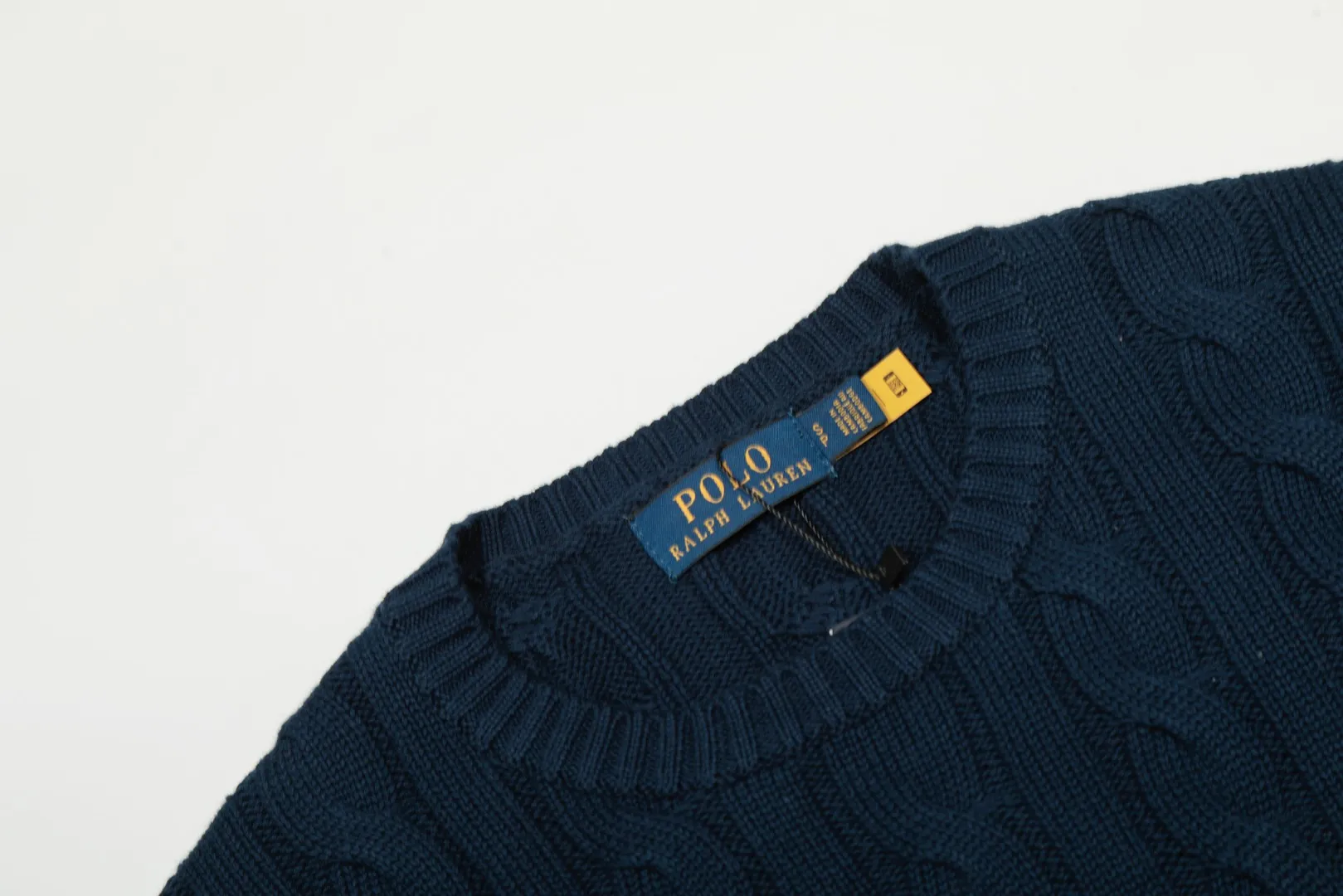 P220 Top quality" Style number: DS012# (not off the shelves all year round) [Ralph Lauren round neck solid color pony embroidered logo twist knitted sweater] ✅Ralph Lauren Ralph Lauren classic basic versatile unisex knitted pullover round neck sweater ✅Main supplier platform live broadcast Wholesale entity Replenish when out of stock Not off the shelf ✅ZP quality 1:1 version Scan the code to enter the GF website Counter quality ✅Detailed quality is the only one in Guangzhou Imported quality cotton yarn, focusing on high-end, cost-effective, good quality needless to say ✅The version is restored to the original order, the maximum size can be worn up to 190 pounds, loose, comfortable and stress-free ✅The upper body is simple and easy to match, ootd must-have style, good-looking clothes are never picky, a must-have in couples' wardrobes.
